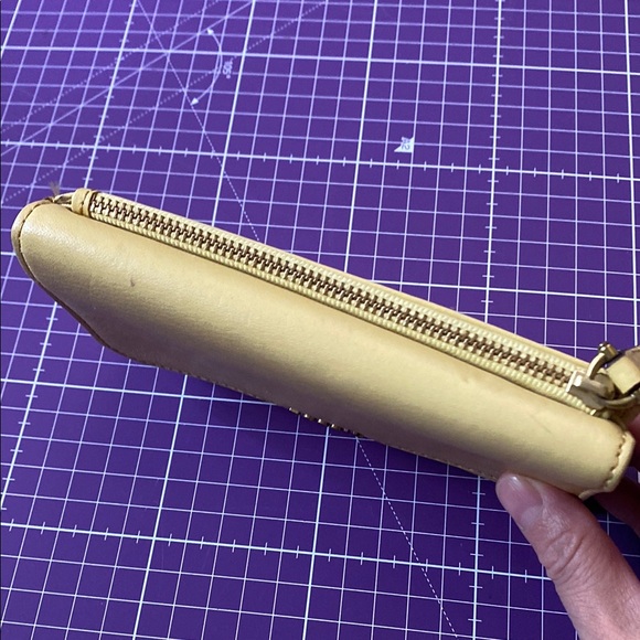 Fossil Cream Minimalist Wallet Structured Design. - Picture 2 of 15